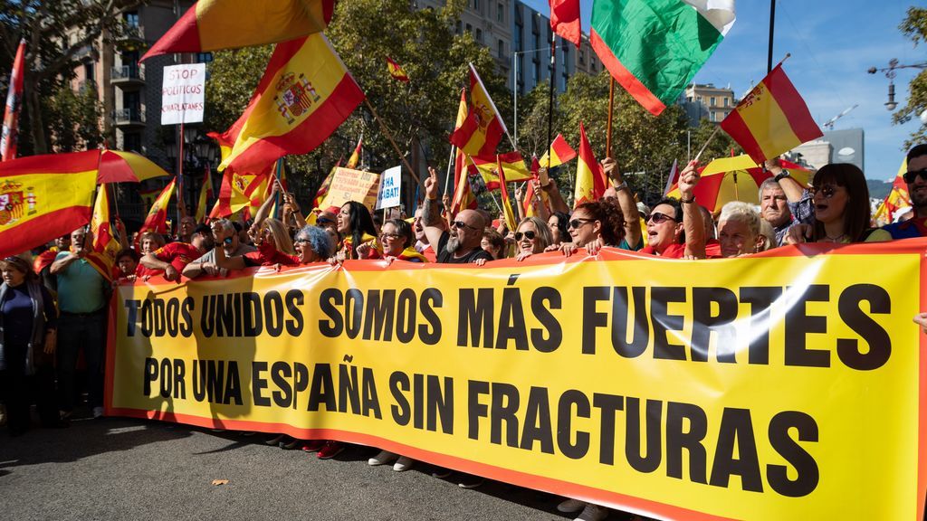 Piden cinco años de cárcel por una agresión racista a un vendedor de banderas españolas en Barcelona Piden cinco años de cárcel por una agresión racista a un vendedor de banderas españolas en Barcelona