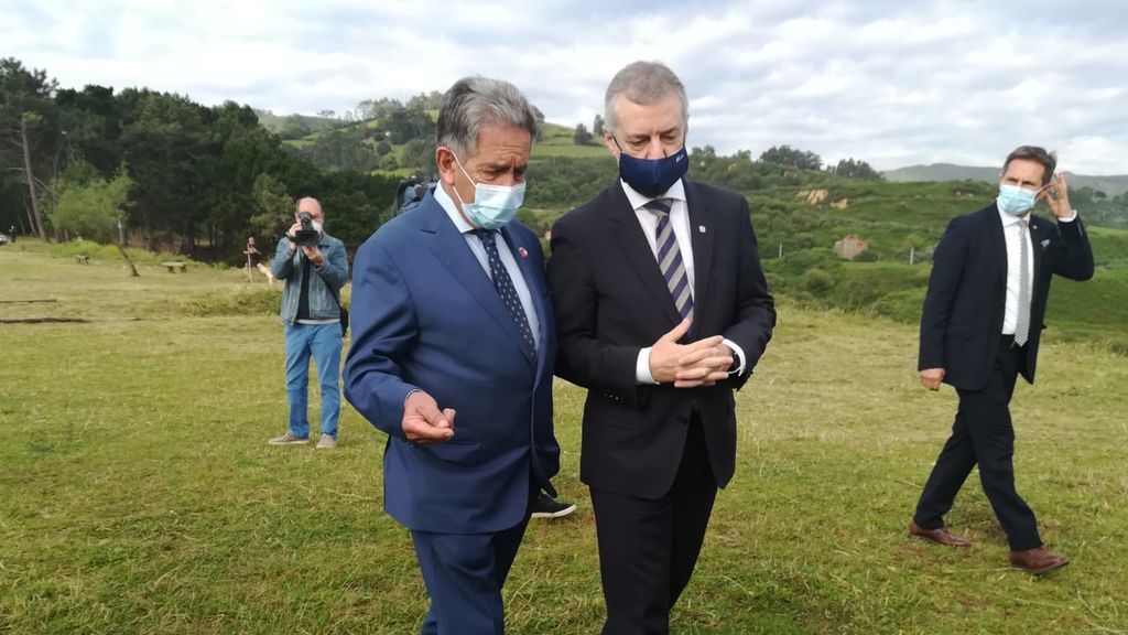 Revillla y Urkullu escenifican la apertura de fronteras en el límite entre las dos comunidades Revillla y Urkullu escenifican la apertura de fronteras en el límite entre las dos comunidades