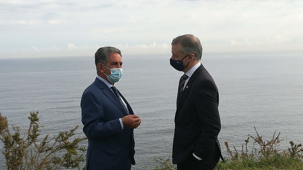 Revilla y Urkullu durante su conversación en el encuentro de Covarón