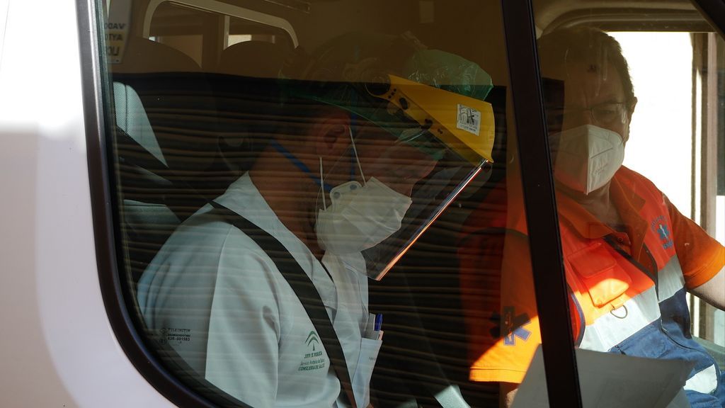 Un sanitario tras efectuar una prueba en una pensión próxima