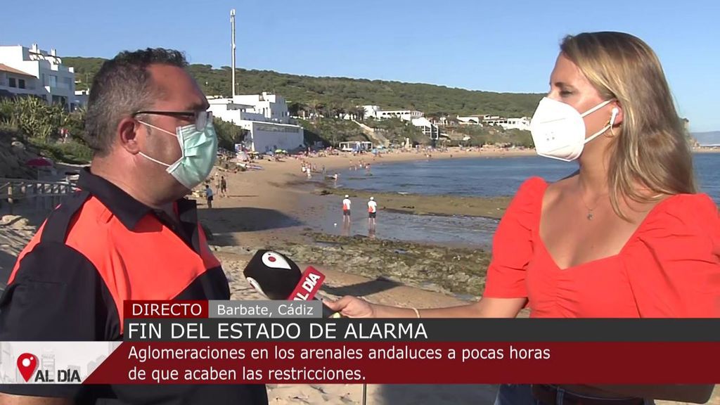 Aglomeraciones en las playas andaluzas a pocas horas de que finalice el estado de alarma