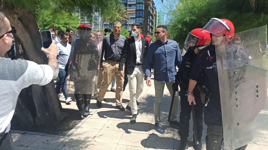Antifascistas y radicales Increpan a Ortega Smith y otros dirigentes de Vox durante un paseo por San Sebastián Antifascistas y radicales Increpan a Ortega Smith y otros dirigentes de Vox durante un paseo por San Sebastián