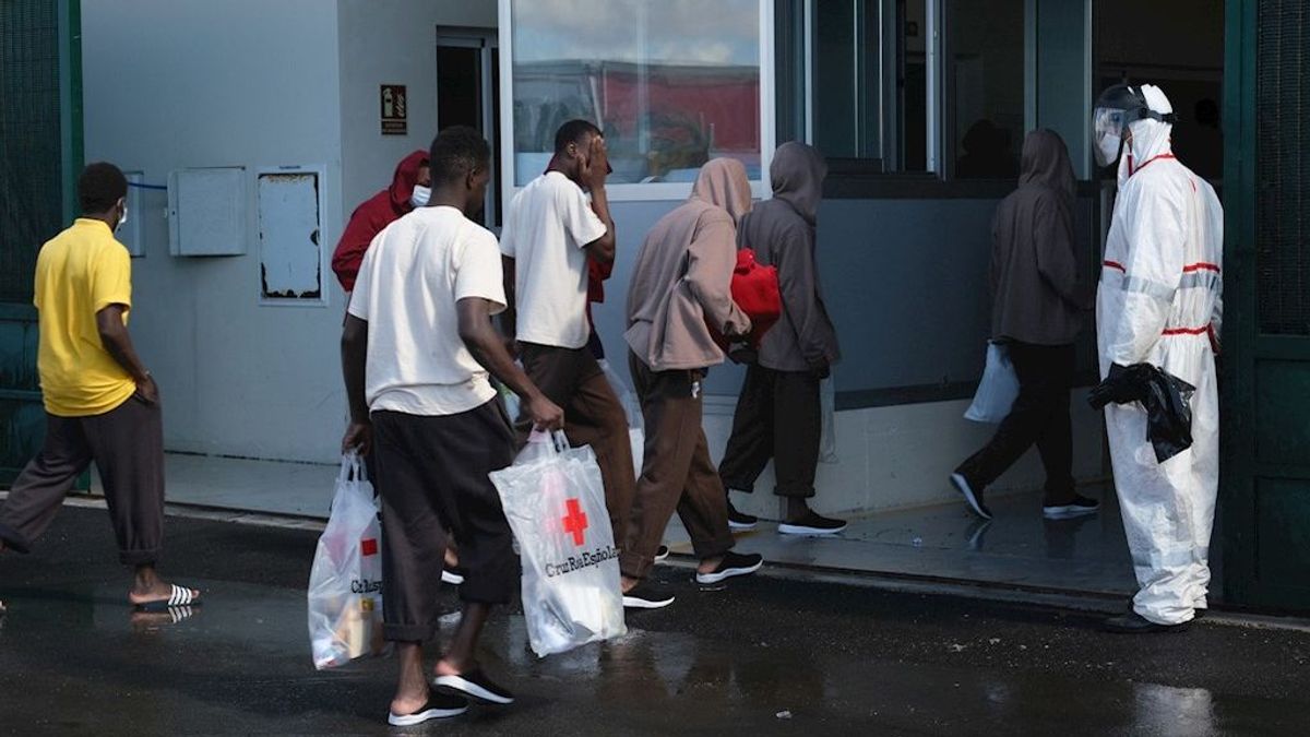 Once de los 31 migrantes de la patera llegada el jueves a Fuerteventura dan positivo por coronavirus Once de los 31 migrantes de la patera llegada el jueves a Fuerteventura dan positivo por coronavirus