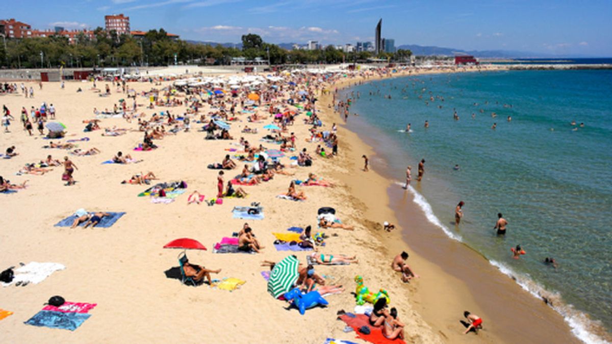Barcelona cierra seis playas por alta concentración de bañistas