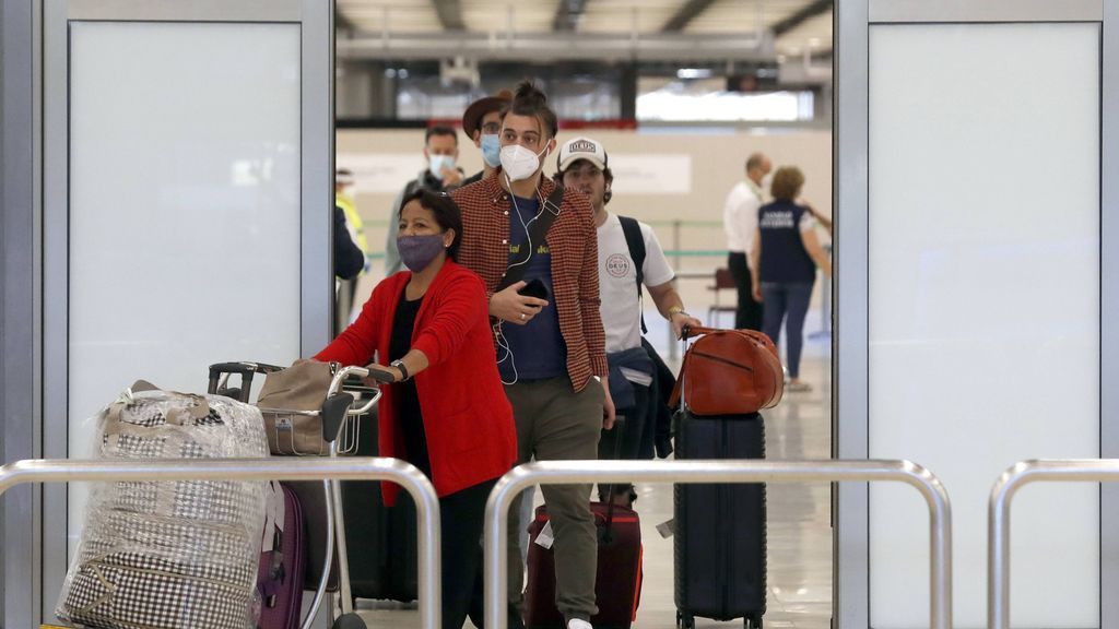 La emoción aterriza en Barajas con los reencuentros de viajeros: hoy se esperan 76 vuelos solo en la capital