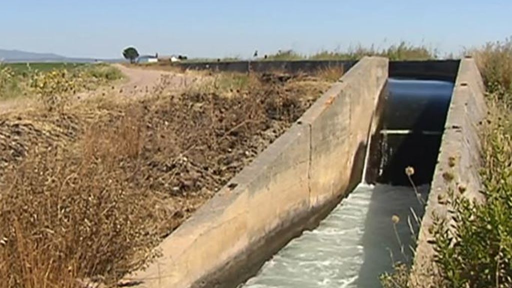 La zona donde se bañaban los menores ahogados en Badajoz: prohibida y peligrosa al contar con un salto de agua