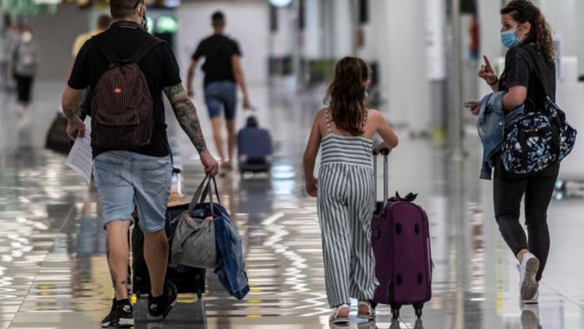 Los aeropuertos españoles comienzan a recibir a los primeros visitantes:  los viajeros deben para tres filtros