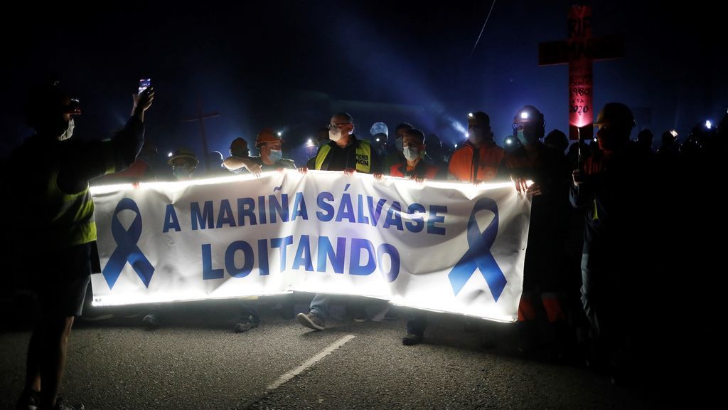 Marcha noctura de los trabajadores de Alcoa para protestar por el cierre de la siderúrgica