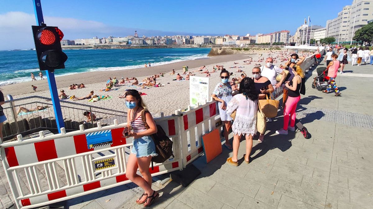 Colas de más de una hora para entrar en las playas de A Coruña en el primer día con semáforos
