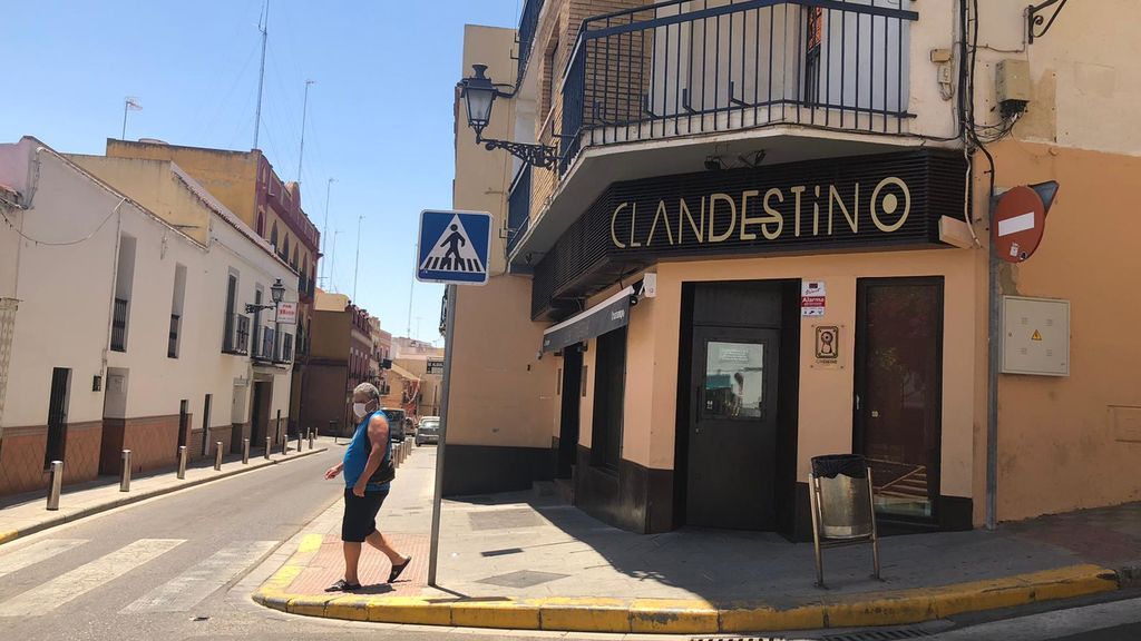 Desalojado dos veces un bar de copas de Alcalá de Guadaíra con clientes escondidos Desalojado dos veces un bar de copas de Alcalá de Guadaíra con clientes escondidos