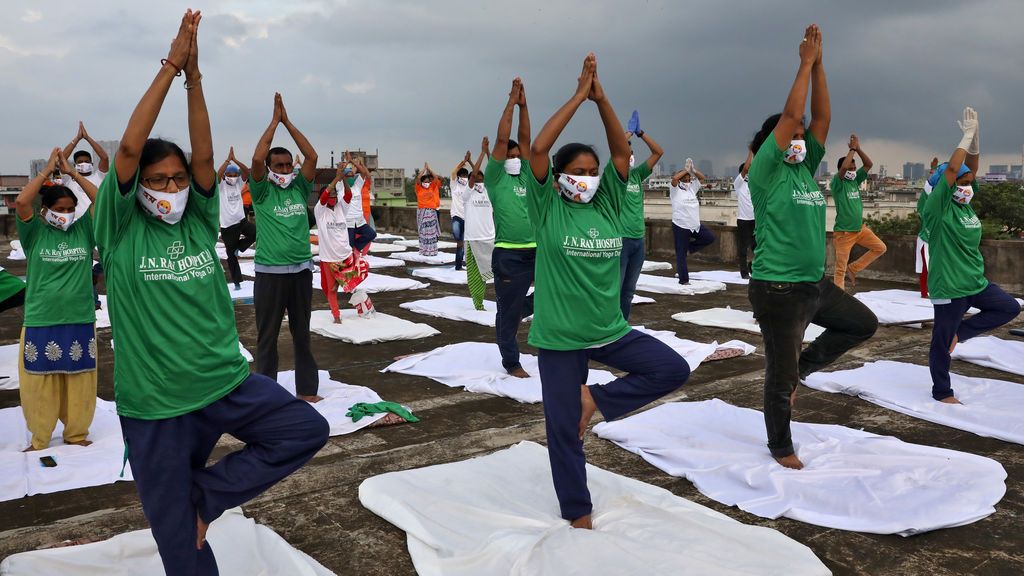 India: yoga, hoteles de lujo para pacientes con covid y más mujeres entre los fallecidos India: yoga, hoteles de lujo para pacientes con covid y más mujeres entre los fallecidos