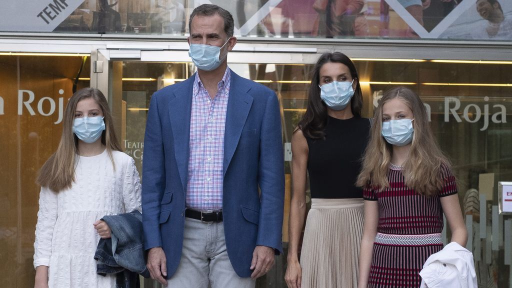 Los Reyes de España junto a Leonor y Sofía en un evento