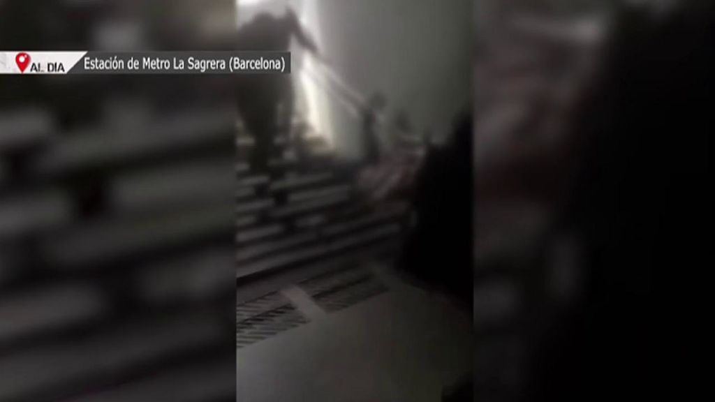 Dos vigilantes de metro tiran por las escaleras a un usuario que no llevaba la mascarilla