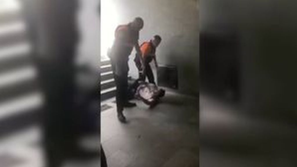 Agresión de dos vigilantes del metro de Barcelona a un hombre por no llevar mascarilla