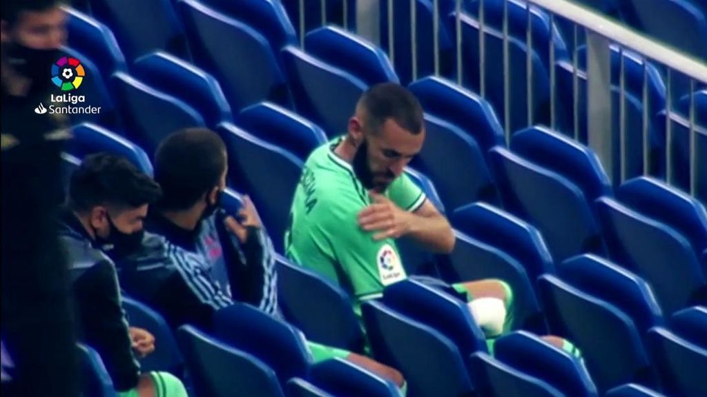 Benzema explicando a Hazard que la toca con el hombro.