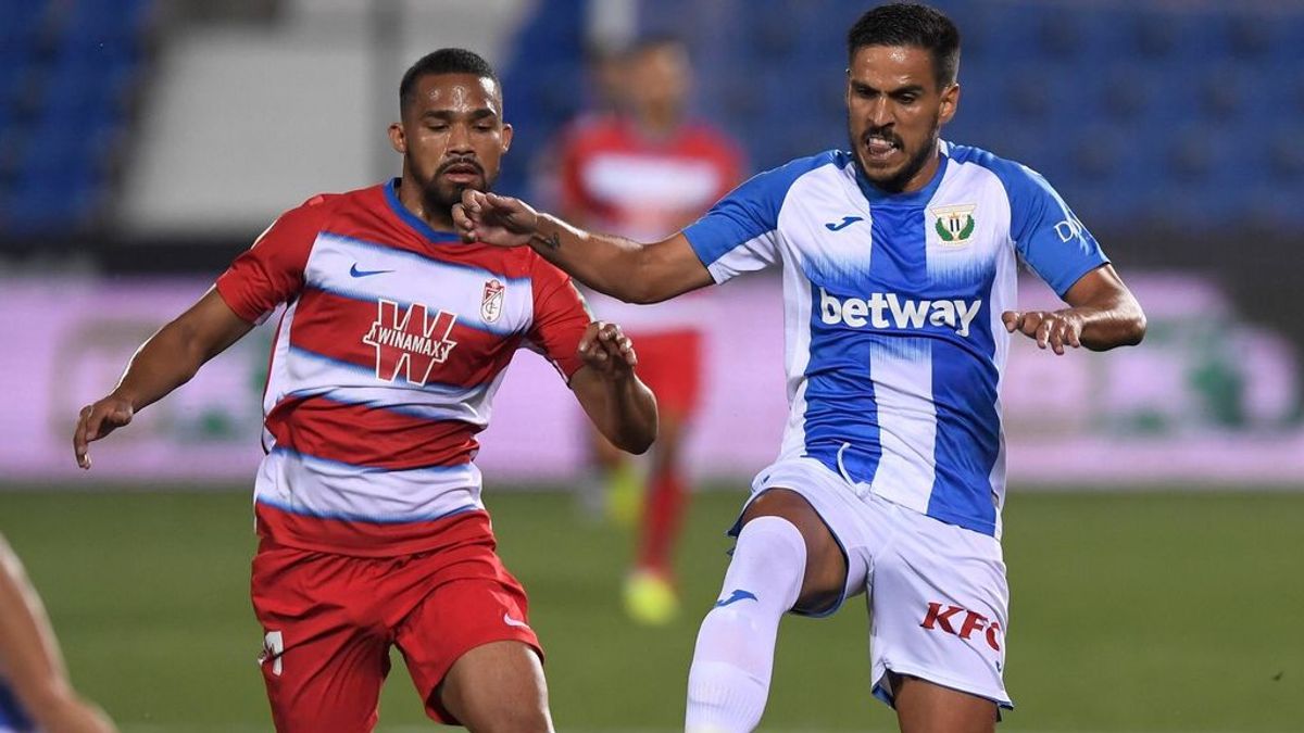 Jugadores de Leganés y Granada pugnan el balón Jugadores de Leganés y Granada pugnan el balón