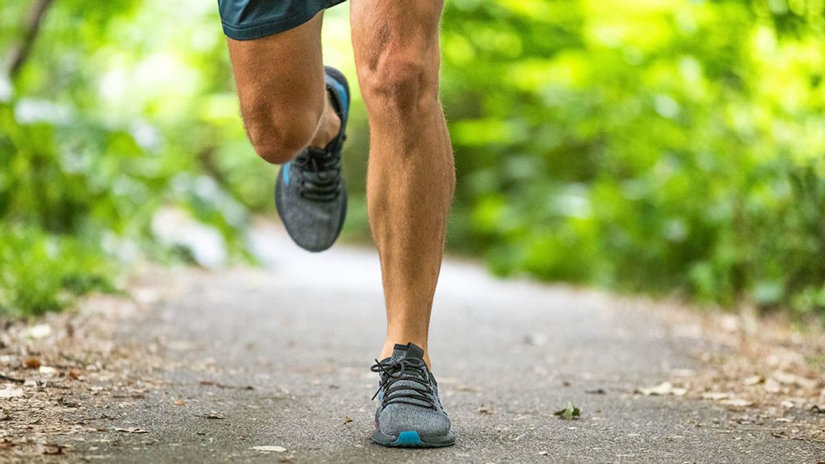 Atleta corriendo en un sendero