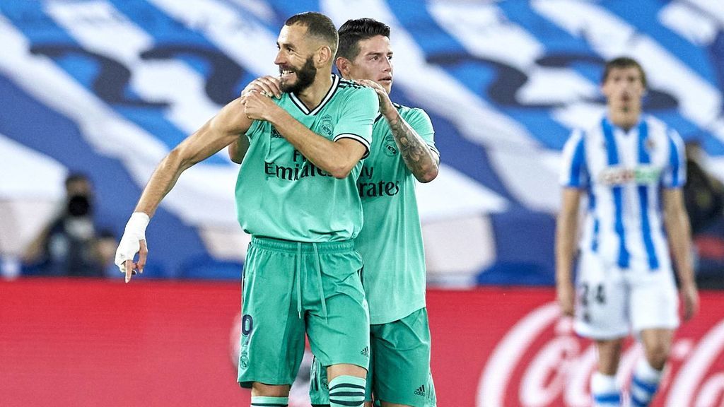 Benzema se señala el hombro tras marcar en Anoeta.