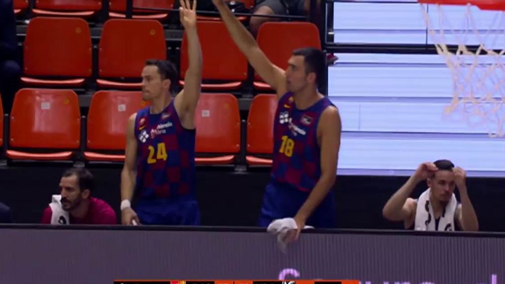 Oriola celebra una canasta del Barça.