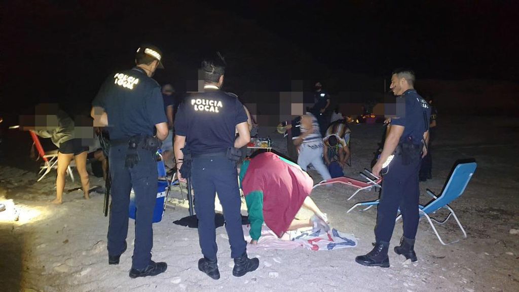Un botellón en Alicante se salda con 101 jóvenes sancionados por consumo de alcohol y tenencia de drogas Un botellón en Alicante se salda con 101 jóvenes sancionados por consumo de alcohol y tenencia de drogas