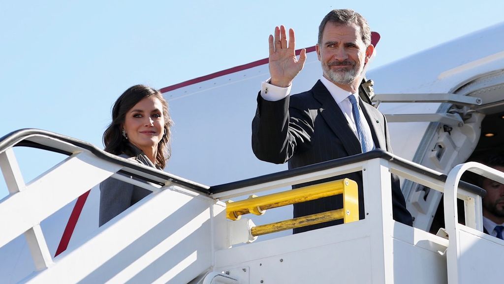 Los Reyes de España montándose a un avión
