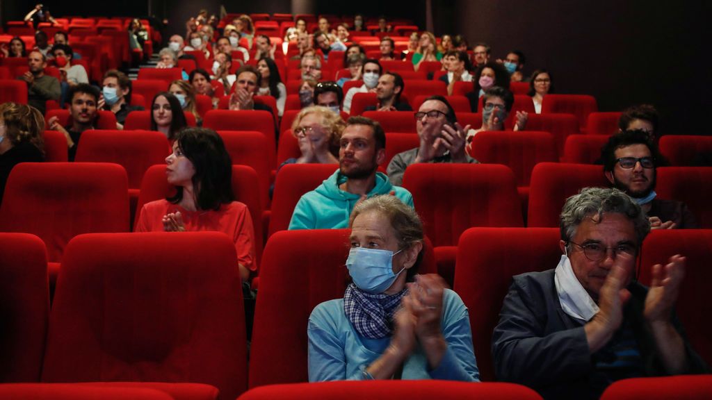 Francia reabre los colegios sin límites de alumnos y también cines y hoteles de vacaciones Francia reabre los colegios sin límites de alumnos y también cines y hoteles de vacaciones