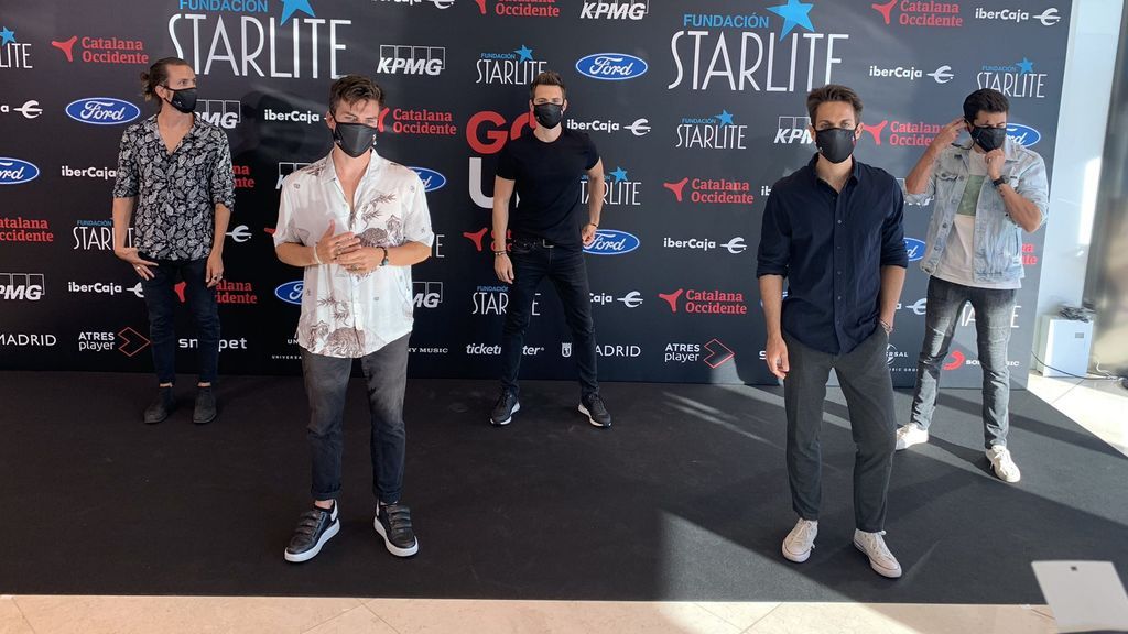 Los cinco componentes de Dvicio posan respetando la distancia de seguridad