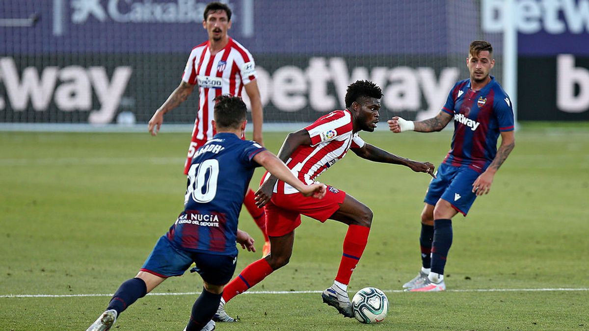 Thomas con el esférico en una acción del Levante - Atleti