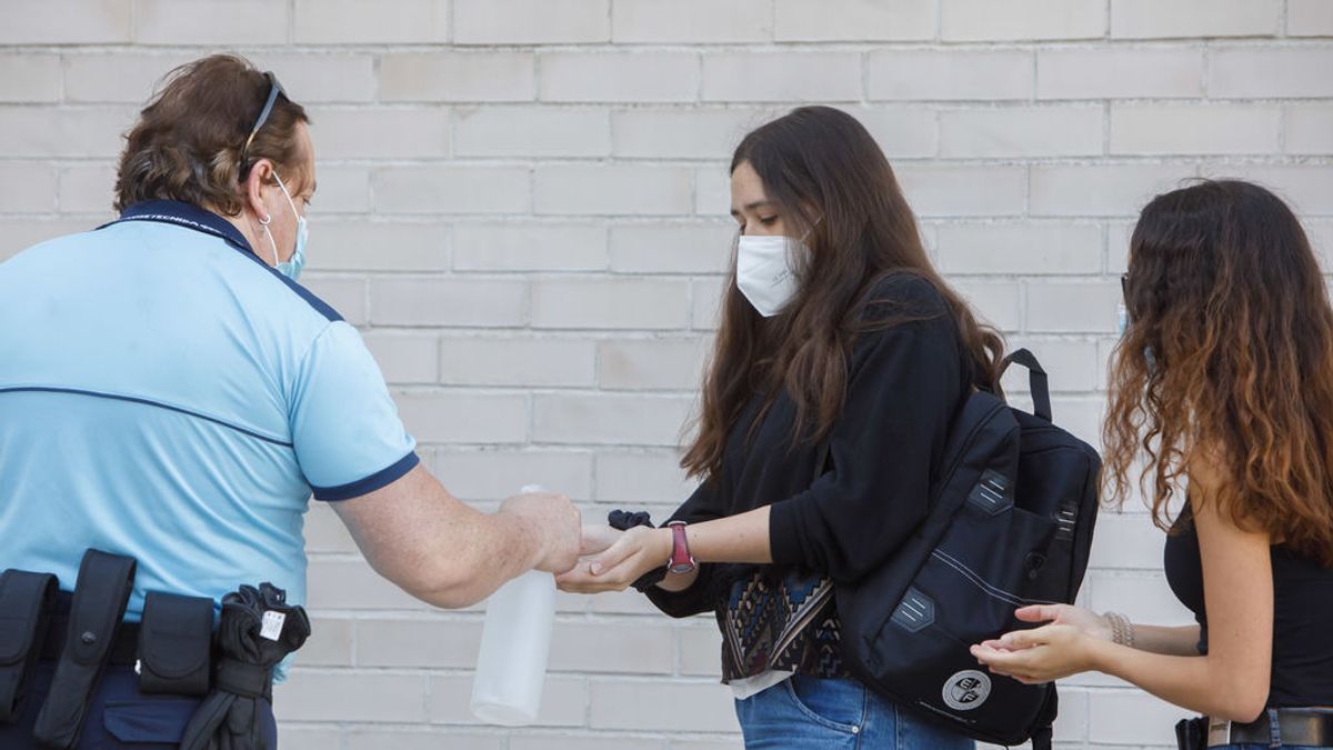 Una estudiante se desinfecta las manos antes de entrar al aula. Una estudiante se desinfecta las manos antes de entrar al aula.