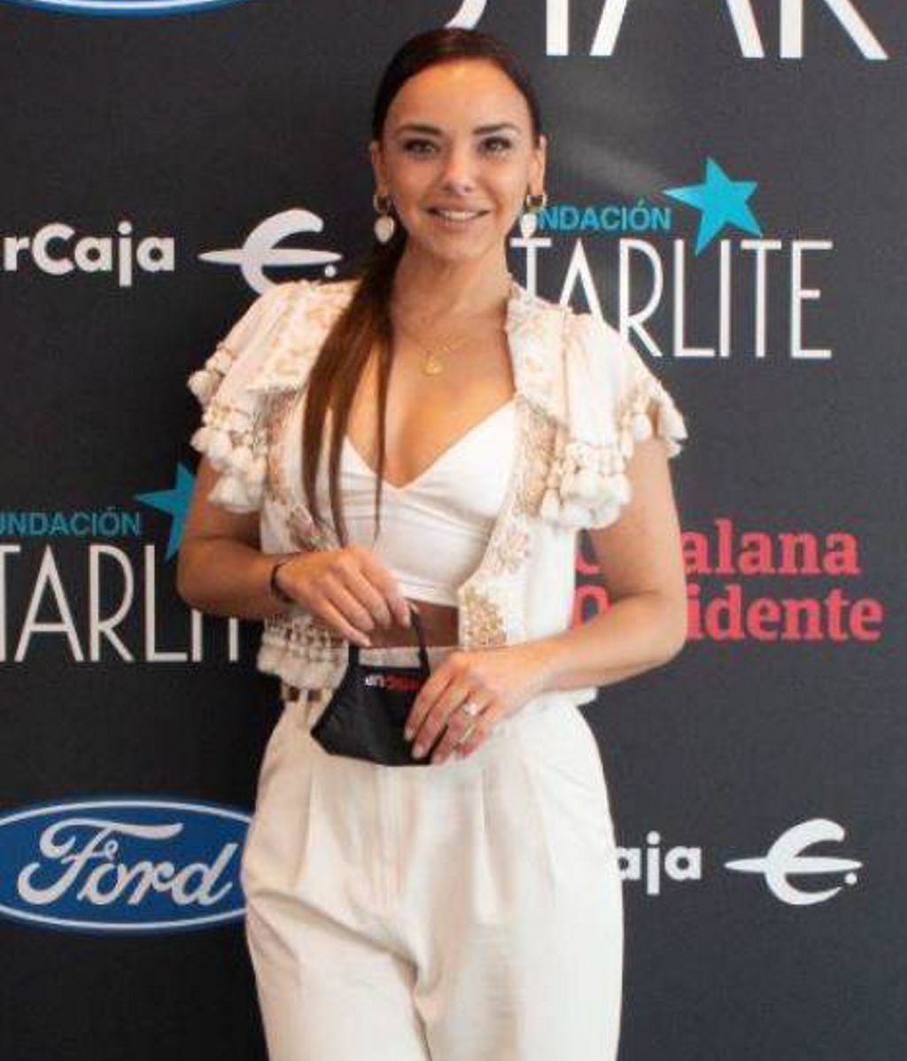 Chenoa, mascarilla en mano, con un look 'total beige'