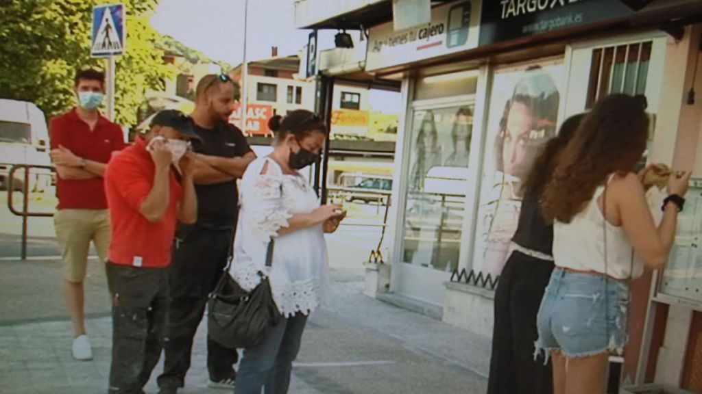 Ciudanos franceses esperando para entrar en una local de Behobia.