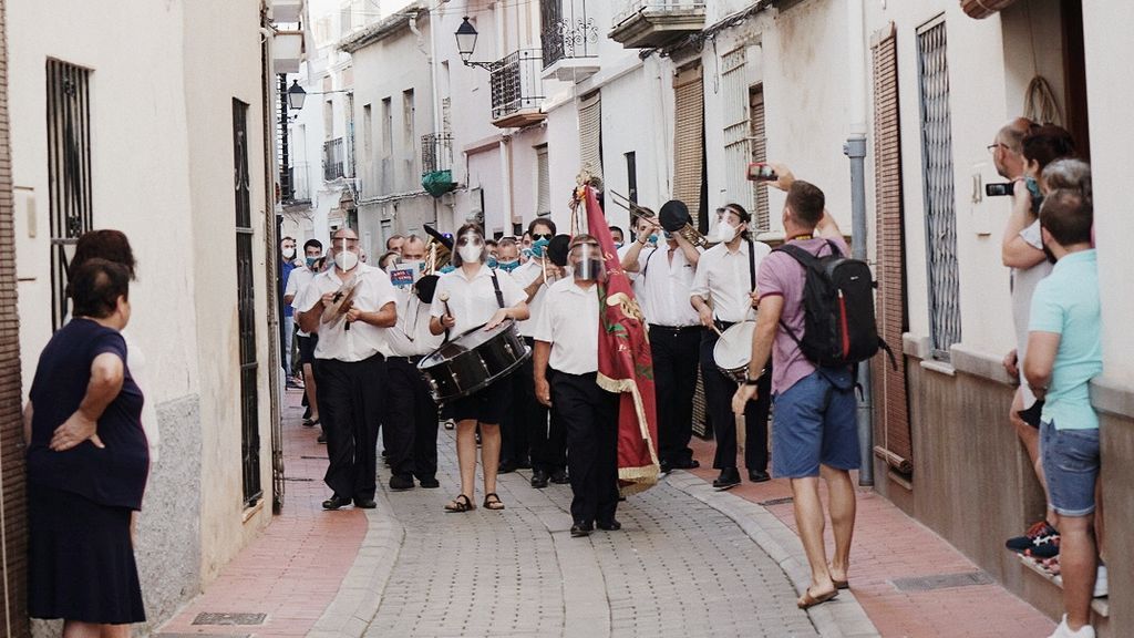 Mascarillas para los músicos y para los instrumentos: primer pasacalles de una banda de música Mascarillas para los músicos y para los instrumentos: primer pasacalles de una banda de música