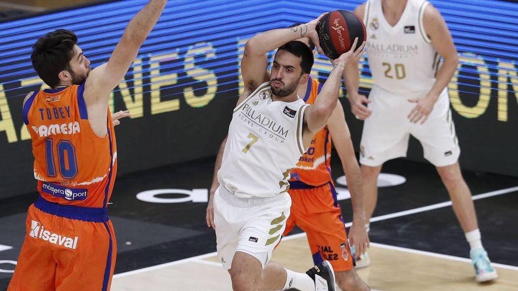 Campazzo entra a canasta en el partido ante el Valencia.