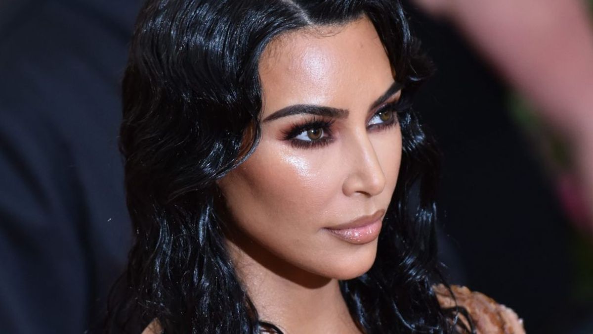 Kim Kardashian lo vuelve a hacer con un corsé imposible: los problemas por llevar la moda al extremo