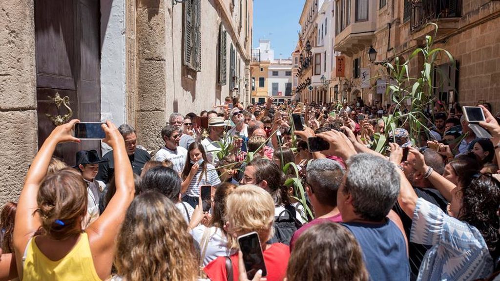 Ni mascarillas, ni distancia social entre 200 jóvenes que participaban en una fiesta ilegal en Novelda