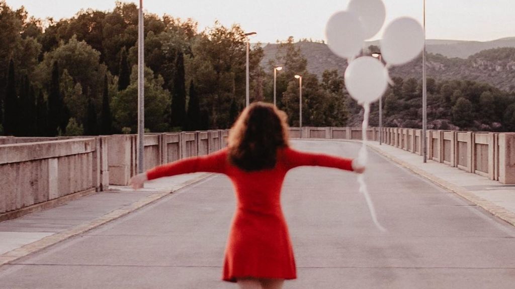 Una chica mirando al futuro optimista