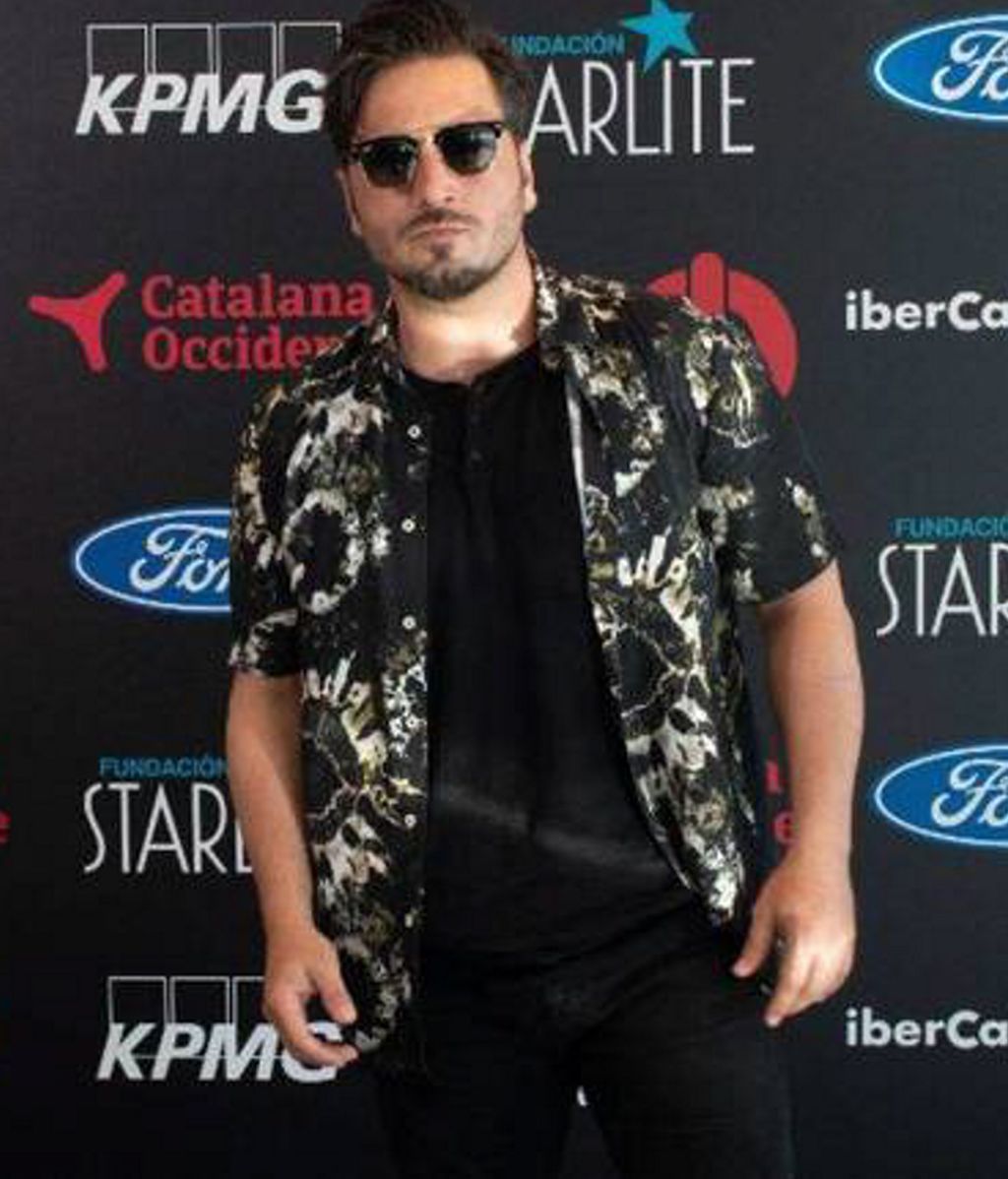 David Bustamante combina una camisa estampada con su adicción al negro