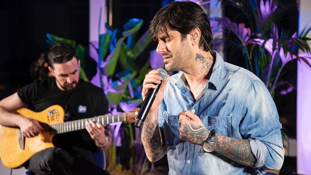 Melendi, muy cambiado, actúa en el acto organizado por Starlite