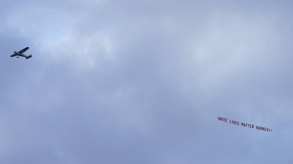 El avión, sobre el estadio del City.