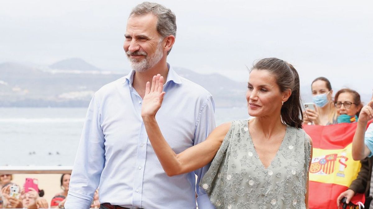 Vestido low cost y cuñas riojanas : el estilismo de la Reina Letizia en sus vacaciones en Canarias