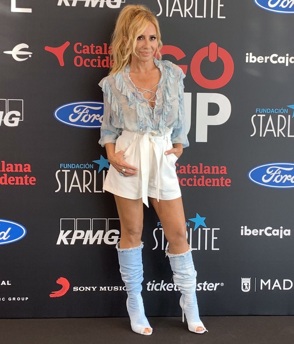 Marta Sánchez juega con los tonos celestes con su blusa de volantes y sus botas tejanas