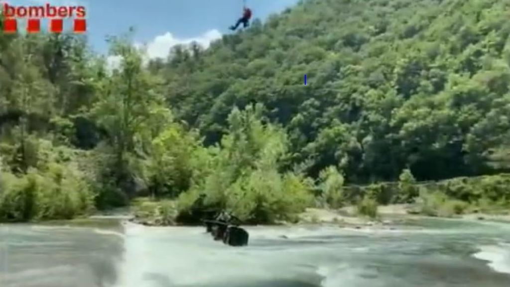 Salen ilesos tras caer con su coche al río Ter
