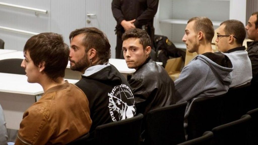 Seis meses de prisión para 12 raperos del grupo "La Insurgencia" por ensalzar a los GRAPO Seis meses de prisión para 12 raperos del grupo "La Insurgencia" por ensalzar a los GRAPO