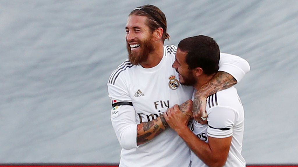 Sergio Ramos y Hazard celebran un gol con el Real Madrid.