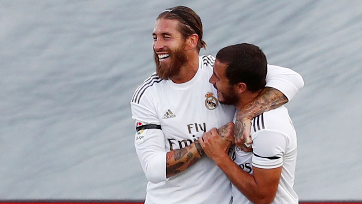 Sergio Ramos y Hazard celebran un gol con el Real Madrid.