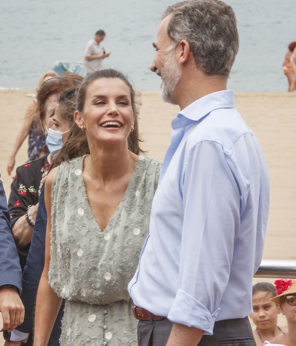 Los Reyes Felipe VI y Letizia recorren el Paseo de Las Canteras, en Las Palmas de Gran Canaria
