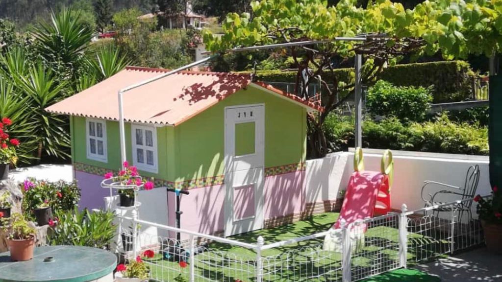 La casa de madera de Ricardo y Mercedes tiene hasta jardín