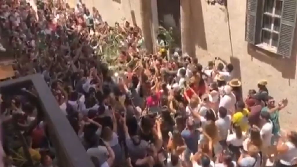 Los vecinos de Menorca celebran San Juan a pesar de la prohibición del Ayuntamiento