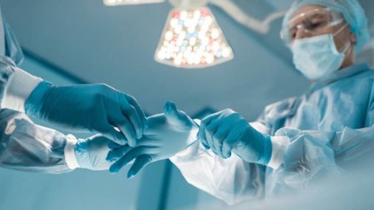 La mano de un médico tras 10 horas trabajando con guantes para protegerse del COVID-19