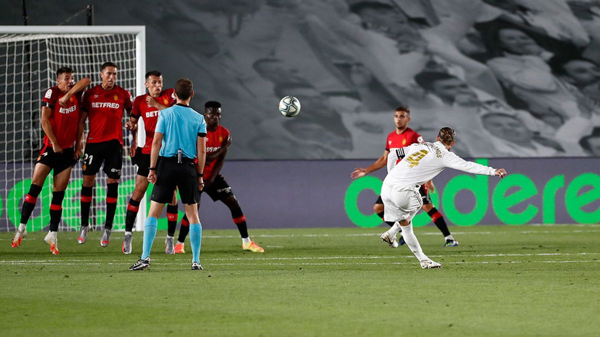 Sergio Ramos lanzando la falta del 2-0